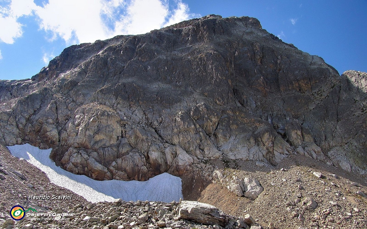 28 Sopra le rocce chiare svettano quelle scure. La doppia anima del Cabianca, antico vulcano....JPG